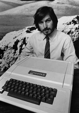 Steve Jobs pronkt met de Apple II.