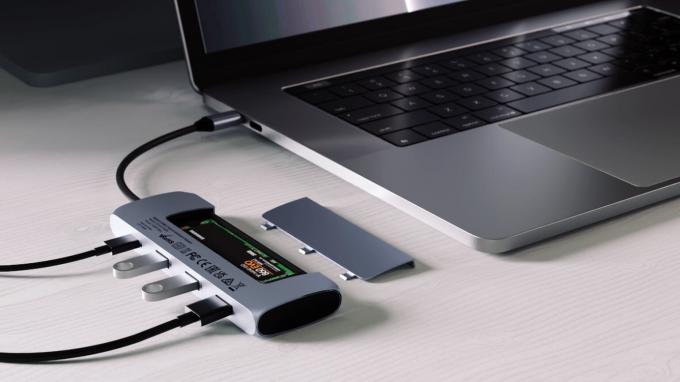 Satechi USB-C Hybrid Multiport Adapter משלב בחוכמה תא אחסון SSD ורכזת USB-C