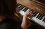 Научитесь играть на фортепиано и сочиняйте музыку с помощью этого недорогого комплекта для обучения.
