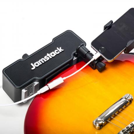 L'enceinte Jamstack se fixe à votre guitare.