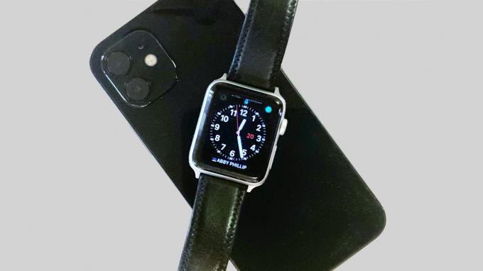 La recharge sans fil inversée d'une Apple Watch avec un iPhone n'est pas pour bientôt.