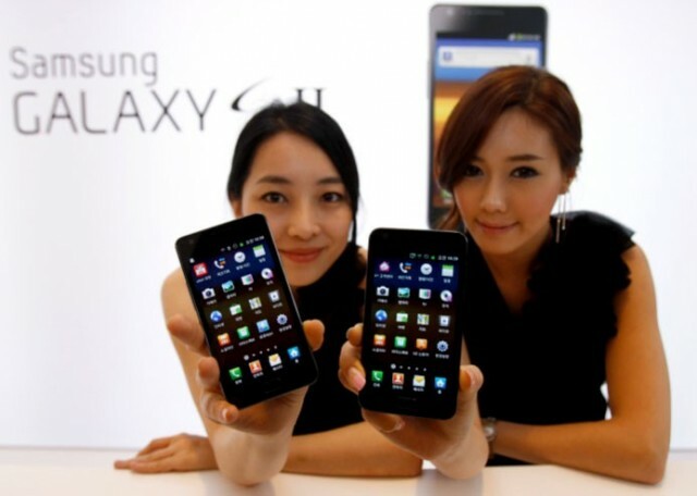 121945-модели-поза-с-samsung-electronics-new-smartphone-galaxy-s-ii-at-the
