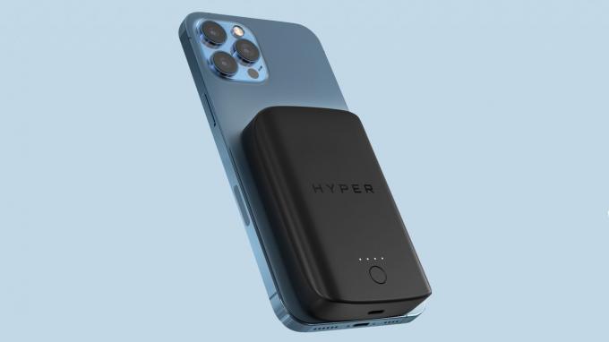 Магнитната безжична батерия HyperJuice за iPhone 12 добавя 5000mAh към вашите телефони.