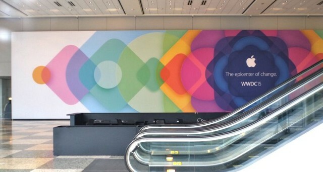 올라갑니다! WWDC 2015 현수막이 샌프란시스코 모스콘 센터 벽에 활기를 불어넣고 있습니다.