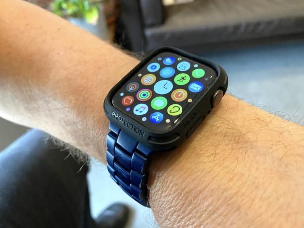מארז הפגוש של Apple Watch של אלקסון פתר בעיה שהטריפה אותי, וגם הוא נראה טוב!