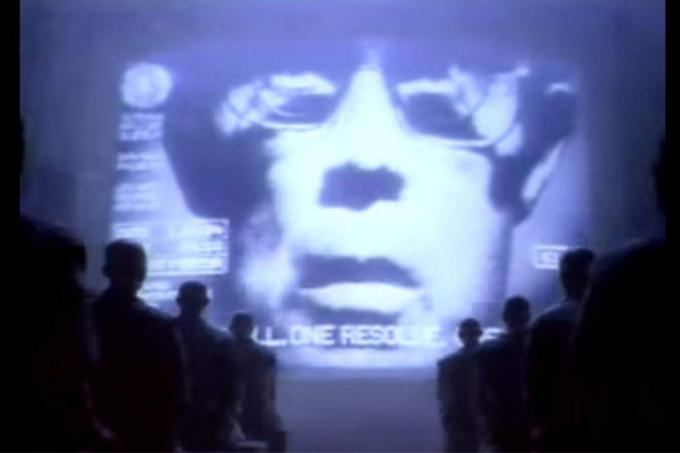 Podobny do Big Brothera lider w reklamie Super Bowl, która przedstawiła światu komputer Apple Macintosh. Zdjęcie: Apple/YouTube