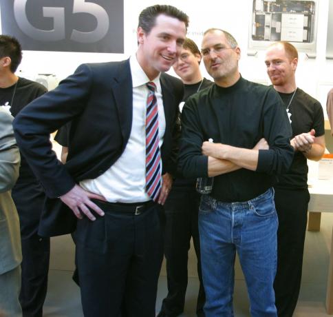 Voormalig burgemeester van San Francisco Gavin Newsom met Steve Jobs bij de grote opening van de winkel in 2004.
