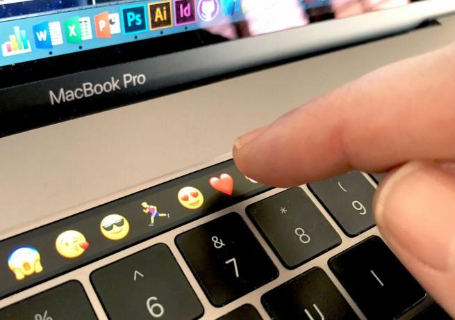 Ai primit atingerea. Iată cum să stăpânești Touch Bar-ul MacBook Pro.