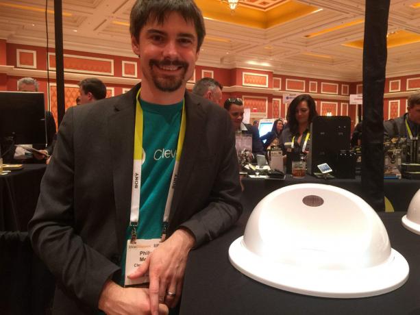 CleverPetin " aivopulmat" pitävät koirat viihdytettynä, sanoo Clever Product Officer Philip Meier, joka esitteli uuden Kickstarter-rahoitteisen laitteen CES 2016 -tapahtumassa.