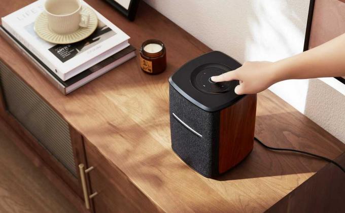 Je bedient de speaker eenvoudig via touch of vanaf een device.