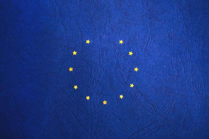 यूरोपीय संघ ऐप्पल जैसे तकनीकी दिग्गजों पर कठोर नियमों की दिशा में एक और कदम उठाता है।
