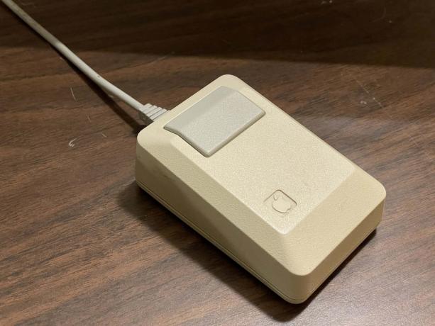 Detailní záběr na myš Macintosh