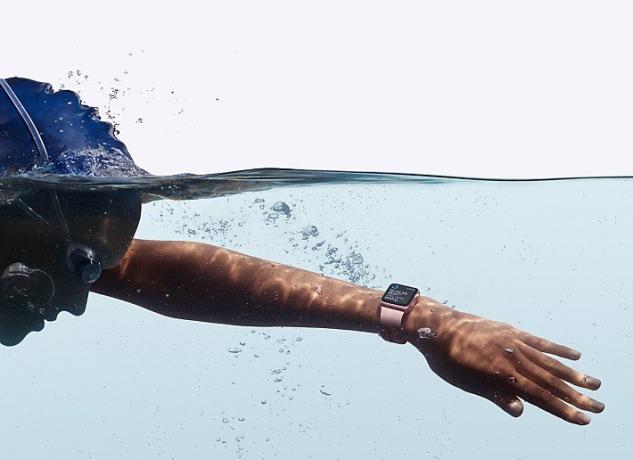 plaukikas nešioja obuolių laikrodį