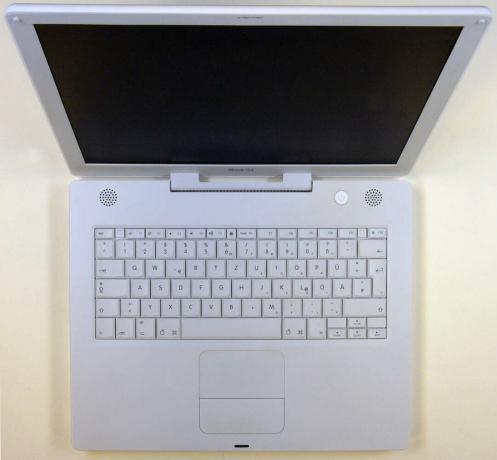 견고하고 진주 같은 흰색의 iBook G4가 마지막 라인이 됩니다.