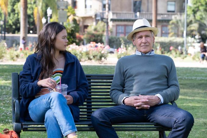 Lukita Maxwell en Harrison Ford zitten op een bankje in het park in een scène uit de Apple TV+-komedie Shrinking.