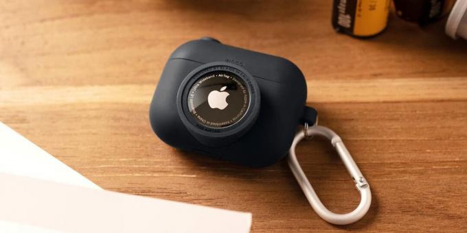 Elago Snapshot Cover za AirPods Pro je videti kot majhna kamera z AirTagom za lečo.