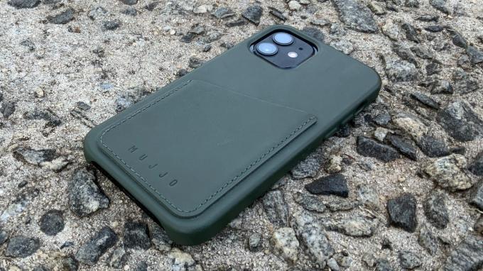 Mujjo Full Leather Wallet Case voor iPhone 12 laat de camera's klaar voor gebruik..