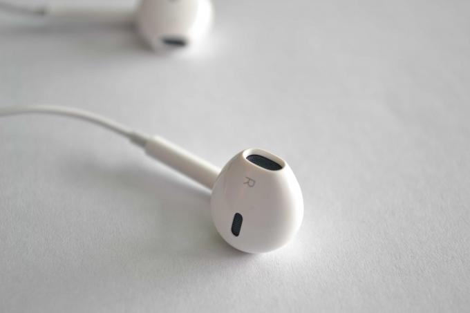 Uvedenie iPhone 5 prinieslo nové slúchadlá Apple EarPods, ktoré oproti predchádzajúcim verziám priniesli veľké vylepšenia.