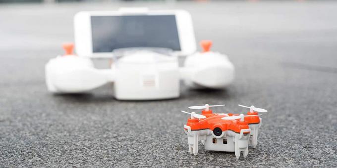 Această mică dronă are multe caracteristici, inclusiv funcții automate de zbor perfecte pentru începători.