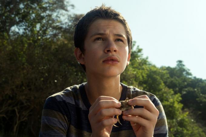 Recenzia finalului sezonului Mosquito Coast: Charlie, interpretat de Gabriel Bateman, trece prin câteva schimbări mari în finalul sezonului.