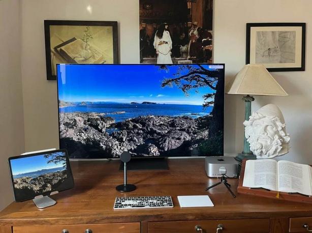 वह 55-इंच OLED स्मार्ट टीवी काफी दूर हो सकता है क्योंकि डेस्क 40 इंच गहरा है और उपयोगकर्ता ने कहा कि वह थोड़ा पीछे झुक जाता है।