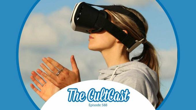 밖에 있는 VR 헤드셋과 The CultCast 로고를 착용한 여성.