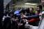 Тълпа се събира в Apple Store в Сан Франциско в знак на протест срещу подслушването на ФБР