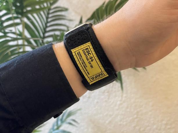 Geltonos „Mifa“ juostos ant riešo nuotrauka, kurioje pavaizduota etiketė