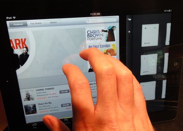 Ar četriem pirkstiem velciet uz sāniem iPad žestu