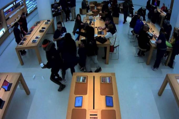 Turvakameran kuva Mayfairin Apple Storesta Wauwatosa, Wisconsin, osoittaa väitetyt varkaat toiminnassa.