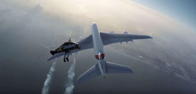 Un pilot Jetman Dubai se ridică pentru a ajunge din urmă cu un avion comercial Emirates A380.
