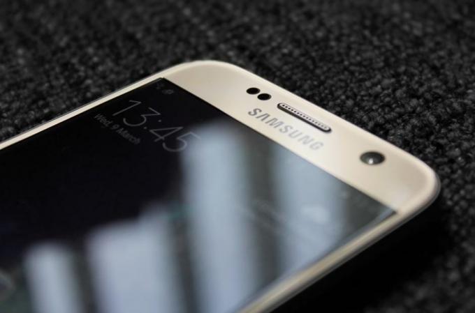 Přední strana Galaxy S7 zlatá