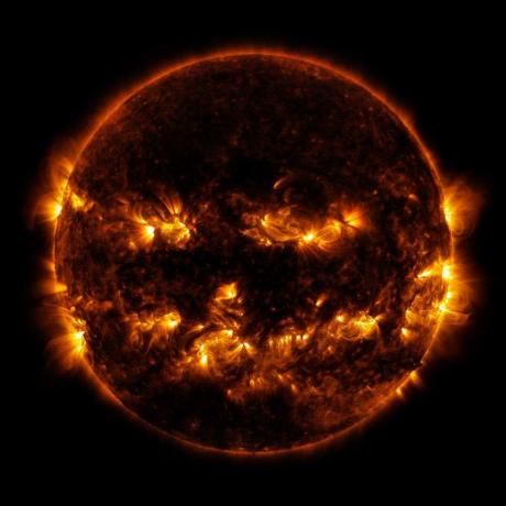Saule melnajā caurumā/vai tu nenāksi... Foto: NASA/SDO