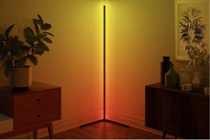 Vyberte si tuto minimalistickou rohovou stojací LED lampu za zlomek ceny během naší verze Prime Day.