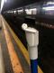 AirPod je rešen pred samomorom v podzemni železnici z improvizirano lepljivo palico