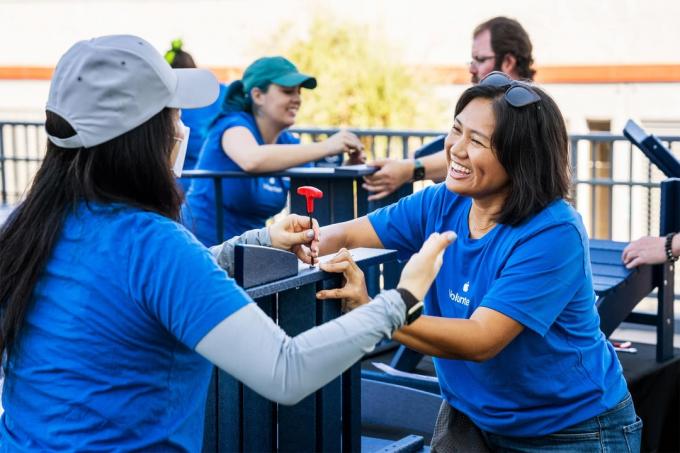 Το προσωπικό της Apple προσφέρθηκε εθελοντικά σε διάφορες εκδηλώσεις το 2022, από την εργασία σε νέες προσιτές κατοικίες μέχρι τον καθαρισμό ποταμών.
