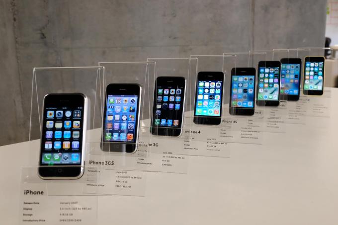 אוסף מכשירי אייפון שהוצג כמתנת יום הולדת 30 למנכ" ל MacPaw אולקסנדר קוסובאן, ממלא חור קריטי במוזיאון אפל הפרטי שלו.