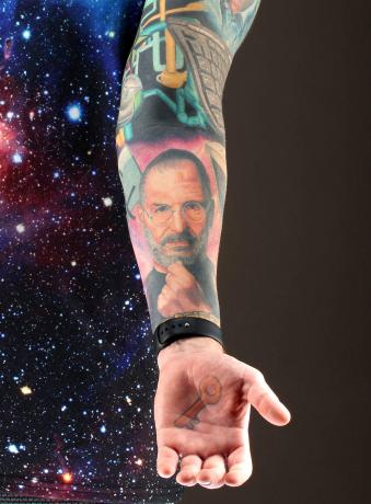 Татуировката на Полок е вдъхновена от известната снимка на Джобс на Албърт Уотсън.