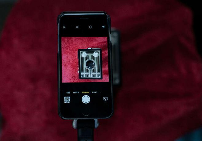 Dos cámaras que entusiasmaron al mundo con la fotografía, el iPhone y la Kodak Brownie.