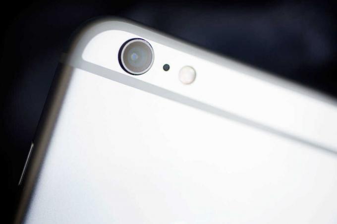 Camerele de pe iPhone 6s au un senzor de 12 megapixeli și video 4K.