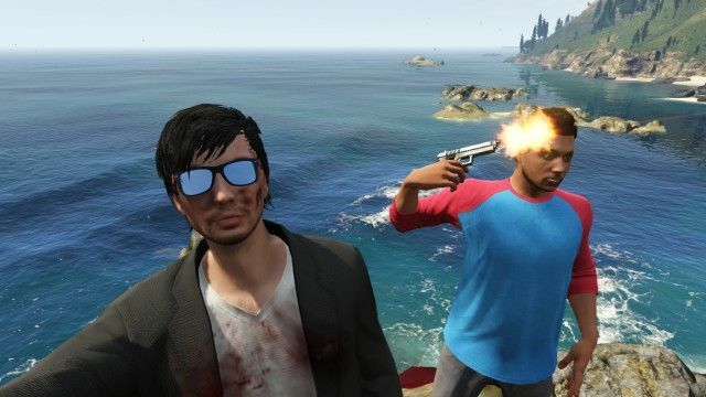 Grand Theft Auto V, silahla selfie çekmenin tek güvenli yolu olmaya devam ediyor.