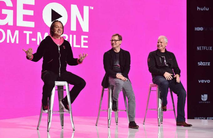 Generální ředitel T-Mobile John Legere odpovídá na otázky na akci v Los Angeles.