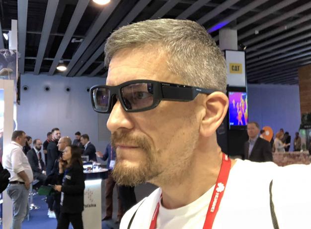 Vyzkoušení chytrých brýlí s rozšířenou realitou Vuzix Blade na Mobile World Congress 2018.