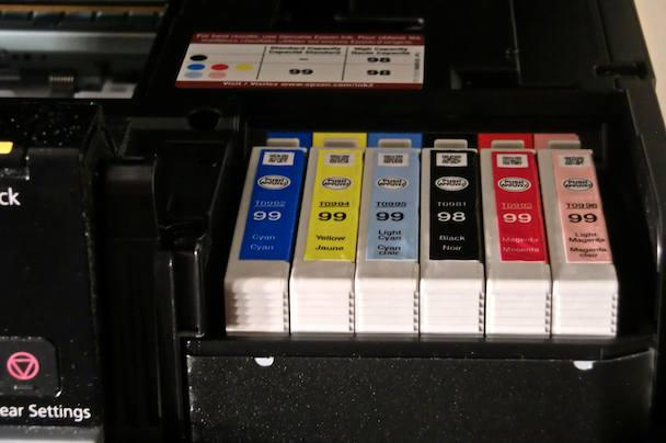 Artisan 710 използва шест отделни касети с мастило-което прави подмяната само на един силно използван цвят по-евтина от смяната на една многоцветна касета; и според Epson също допринася за по -добро качество на печат.