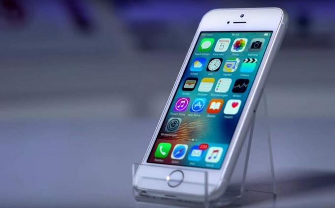 IPhone 6 SE: ssä on 4 tuuman näyttö, jossa on iPhone 6 -runko.