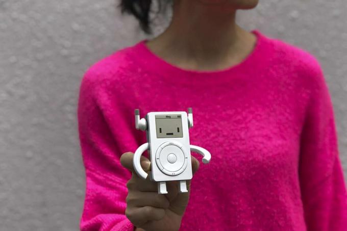 iBoy iPod toy oleh Philip Lee ukurannya pas.