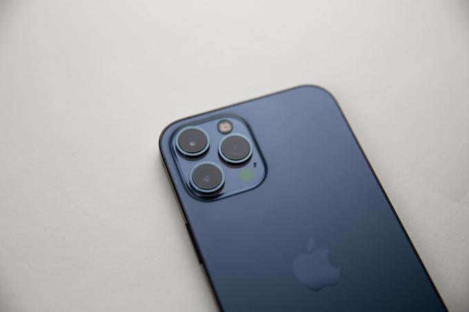 Pregled iPhone 12 Pro Max: Industrijski dizajn vas bo pustil brez sape.