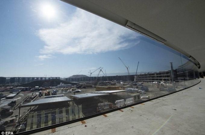 Peste 3.000 de geamuri gigantice din sticlă curbată vor fi utilizate la Apple campus 2.