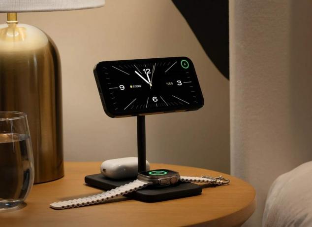 Първокласното зарядно устройство е идеално за вашето нощно шкафче, с iPhone в режим на готовност като класически будилник.