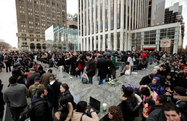 Zákazníci stoja pred novým iPadom mimo obchodu Apple Fifth Avenue.